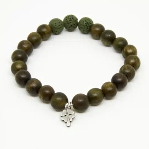 Bracelet en bois de santal avec un trèfle en argent comme décoration