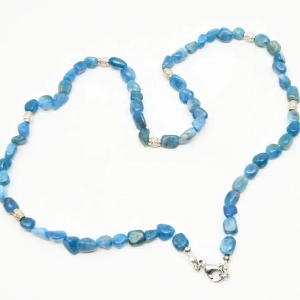 Collier en apatite bleue
