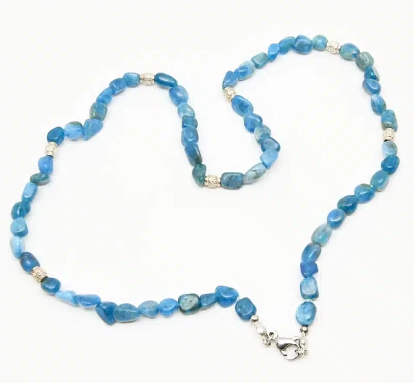 Collier en apatite bleue