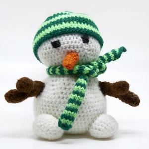 Collection Peluches Décorative Amigurumi 3 Bonhomme de neige amigurumi vert fait main avec écharpe et bonnet rayés, accessoires en laine et nez orange carotte fait main