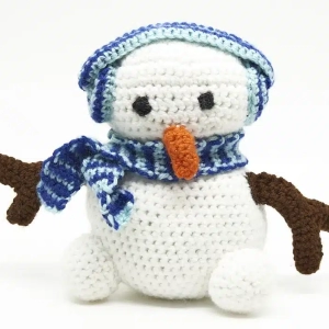Collection Peluches Décorative Amigurumi 2 Bonhomme de neige en crochet blanc et vert avec chapeau et écharpe bleus, nez orange et bras marron
