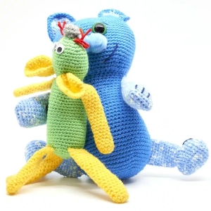 Collection Peluches Décorative Amigurumi 1 Duo de peluches en crochet : ours bleu souriant et créature verte avec membres jaunes