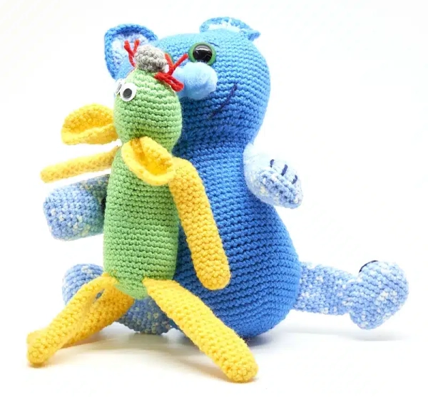 Duo de peluches en crochet : ours bleu souriant et créature verte avec membres jaunes