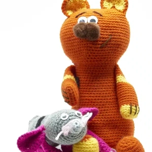 Collection Peluches Décorative Amigurumi 5 Duo peluches crochet ours et souris amis. composé d'un ours orange aux détails jaunes et d'une souris grise avec accessoires rose fuchsia, créations artisanales