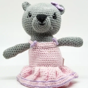 Collection Peluches Décorative Amigurumi 4 Ours en Crochet Ballerine Gris Rose fait main portant une robe de ballerine rose avec nœuds violets, peluche artisanale grise avec détails délicats